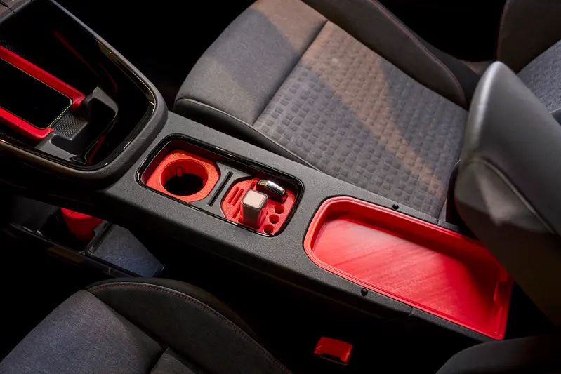 Cupholder Inserts (Škoda Epiq)Škoda 將聰明巧思延伸至 3D 列印,透過免費數位模型提供杯架、零錢盒及收納配件,車主可依照個人需求自行製作,提升車內空間的使用便利性。