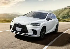 Lexus RX 新年式悄悄上架！油電旗艦升級後輪轉向，售價最高調漲 4.5 萬元