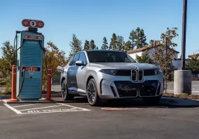 汎德明年導入！《BMW iX5 60 xDrive》充電夭壽快 台灣僅少數充電站可完整支援