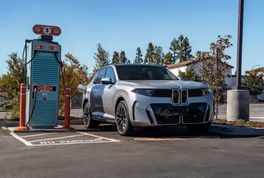 汎德明年導入！《BMW iX5 60 xDrive》充電夭壽快 台灣僅少數充電站可完整支援