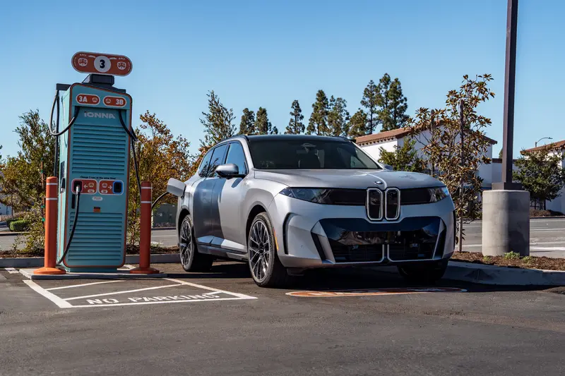 汎德明年導入！《BMW iX5 60 xDrive》充電夭壽快 台灣僅少數充電站可完整支援