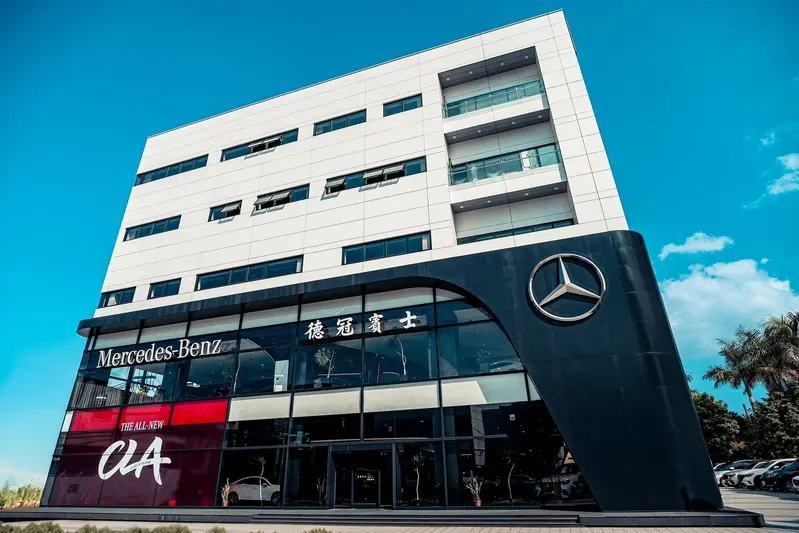 【德冠賓士新北展示中心暨服務廠】電話:(02) 2278-1234|地址: 新北市三重區光復路二段81號|營業時間:週一至週五:08:30 – 21:00;週六至週日:09:00 – 20:00