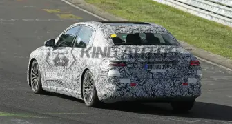 明年9月發表！純電《Mercedes-Benz E-Class》重現W124的狹長俐落尾燈 