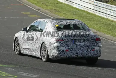 明年9月發表！純電《Mercedes-Benz E-Class》重現W124的狹長俐落尾燈 