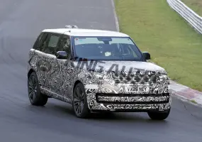 包緊緊卻是微整容！？小改款《Range Rover》紐柏林測試車暗藏玄機