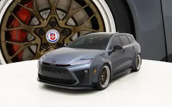 休旅殼 跑車魂！《Toyota Crown Signia GT-S》寬體低趴、295大腳登SEMA改裝車展