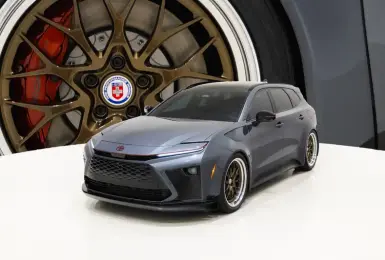 休旅殼 跑車魂！《Toyota Crown Signia GT-S》寬體低趴、295大腳登SEMA改裝車展