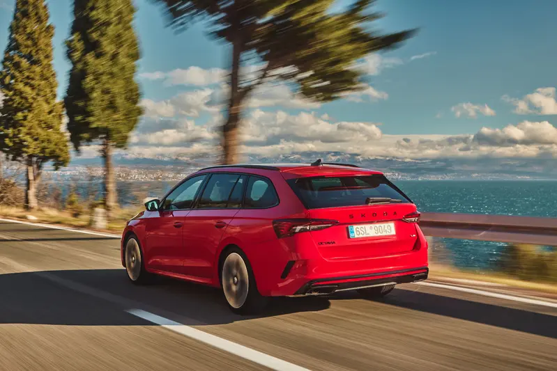 Škoda Octavia Combi RS 結合旅行車的實用空間與 RS 運動化駕馭精神,展現 Škoda 在性能與日常機能之間的平衡。