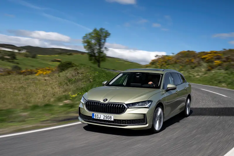 Škoda Superb Combi 以優雅外型、寬敞空間與舒適駕馭表現,展現品牌中大型旅行車的旗艦實力,陪伴車主自在探索每段旅程。